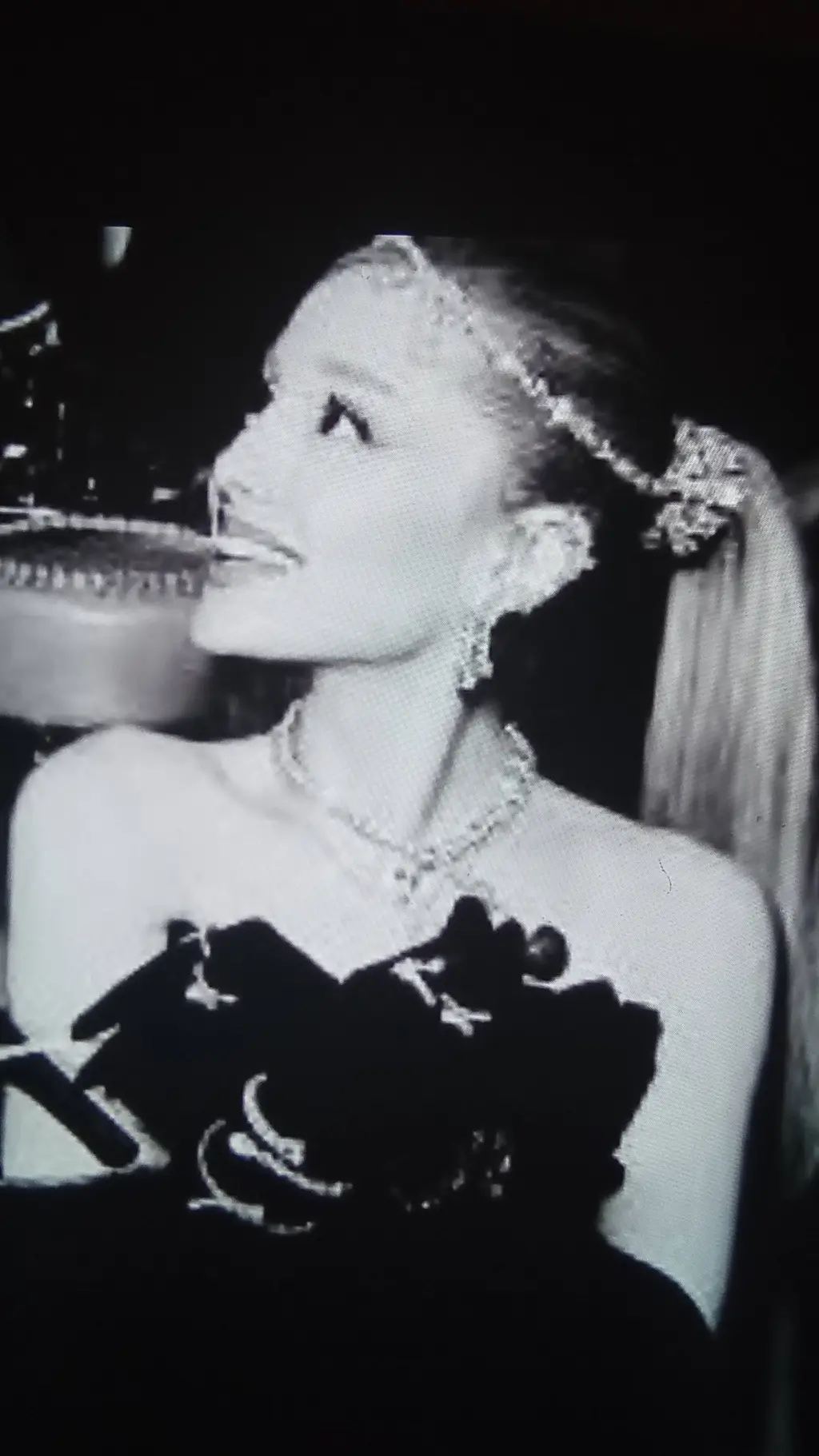 ai character: Arianna Grande 😇 background