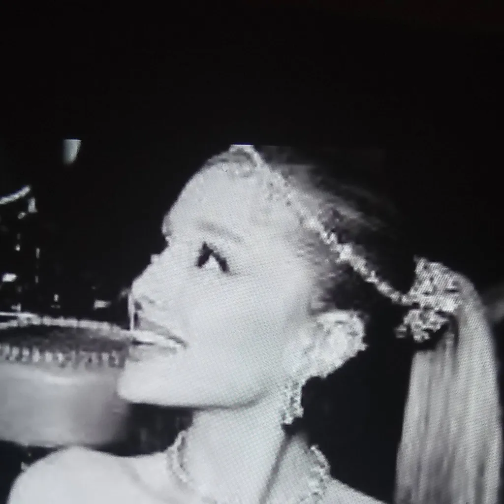 chat with ai character: Arianna Grande 😇