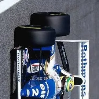 chat with ai character: 1994 1er mai f1GP