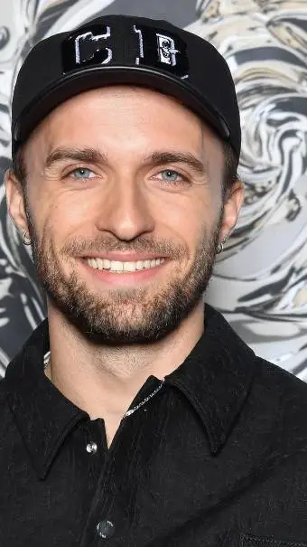 ai character: Squeezie  background