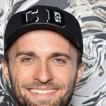 chat with ai character: Squeezie 