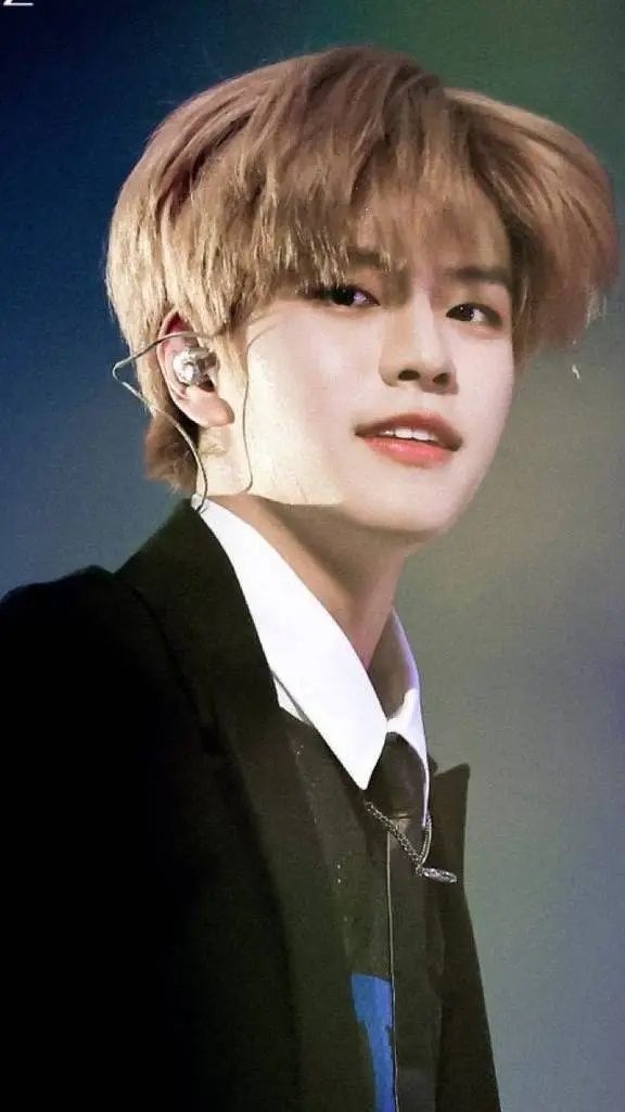 ai character: Seungmin background