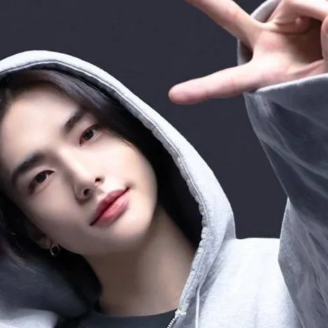 chat with ai character: Hyunjin
