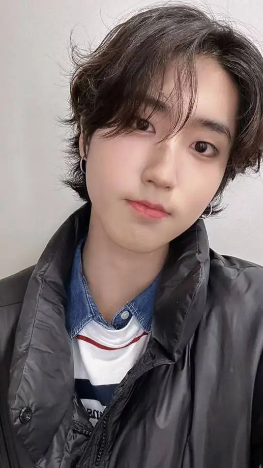 ai character: Han Jisung  background