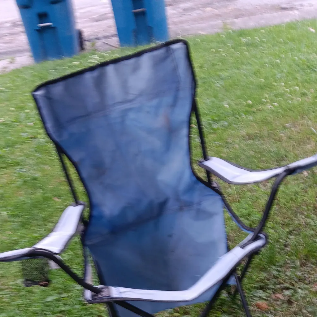 chat with ai character: the chair