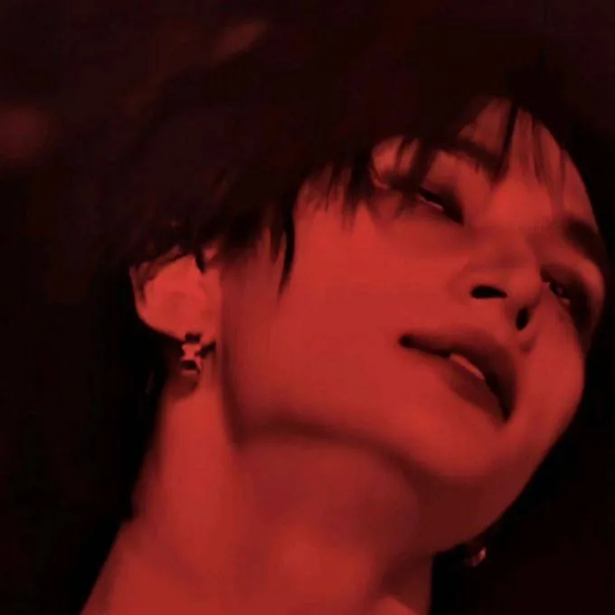chat with ai character: Hyunjin