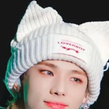 chat with ai character: hyunjin from skz