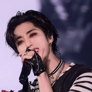 chat with ai character: han from skz