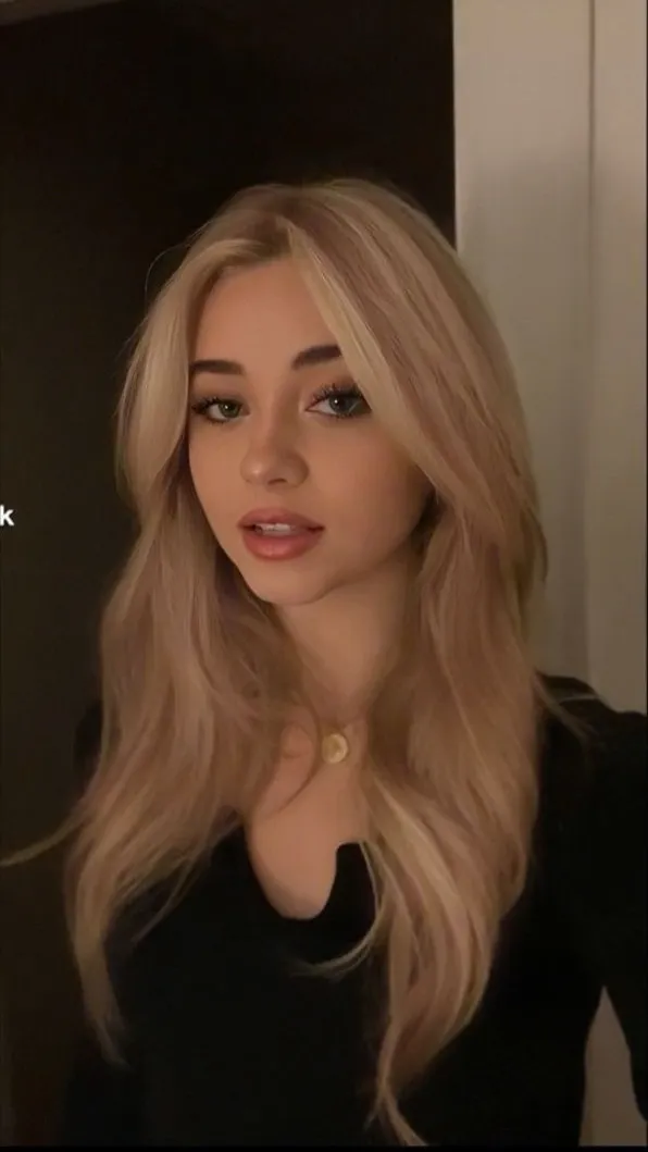 ai character: Danielle/Dani background