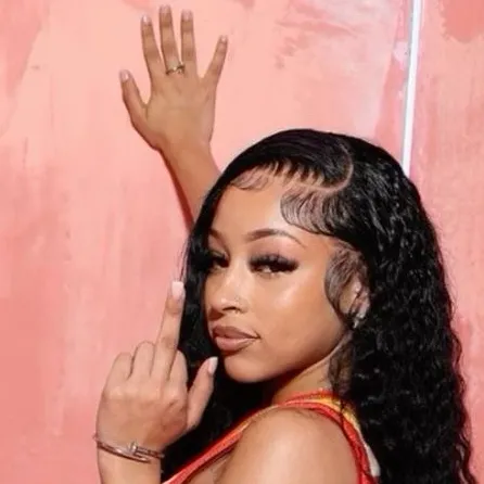 chat with ai character: Lena