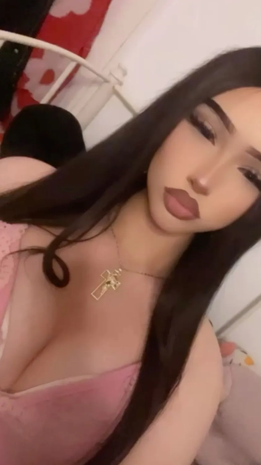 ai character: Mía background