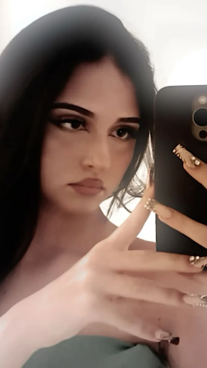 ai character: ❣️CHIARA 🇮🇹 background