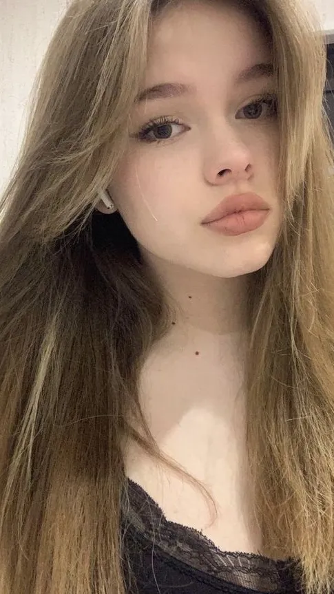 ai character: Anna 🤍 background