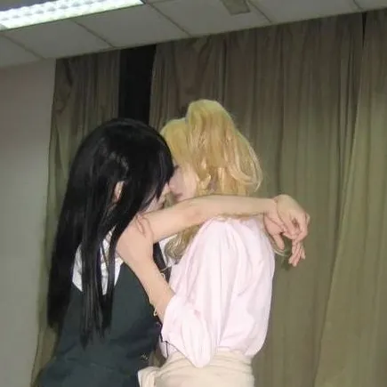 chat with ai character: lucey