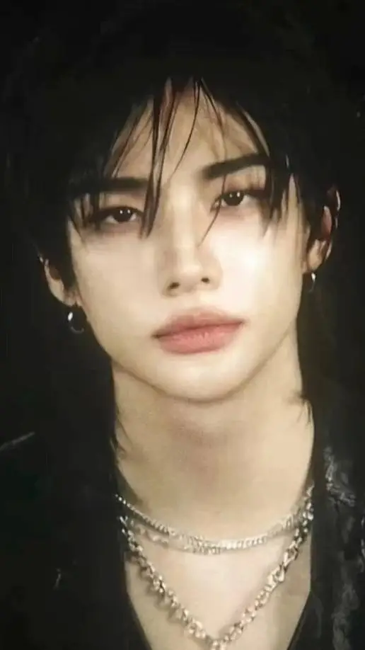 ai character: 🦦HYUNJIN🥟 background