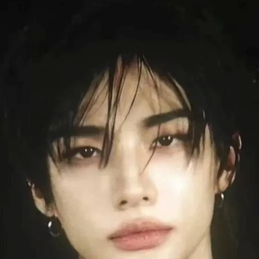 chat with ai character: 🦦HYUNJIN🥟
