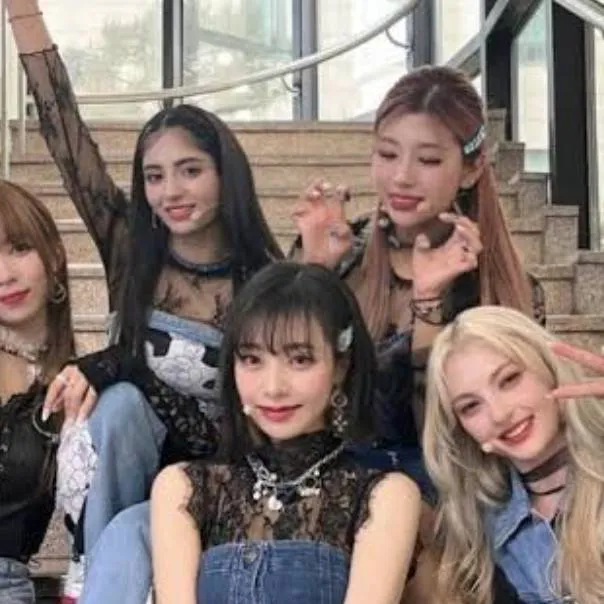 chat with ai character: Girl group