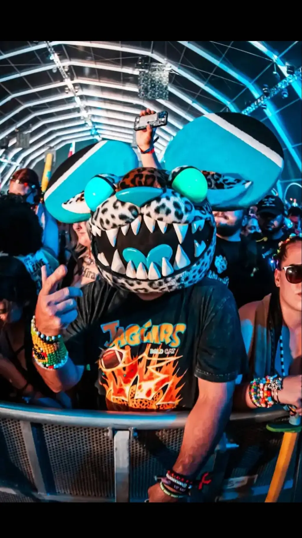 ai character: deadmau5  background