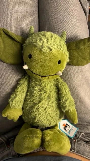 ai character: Teen papa🪼🌱 background