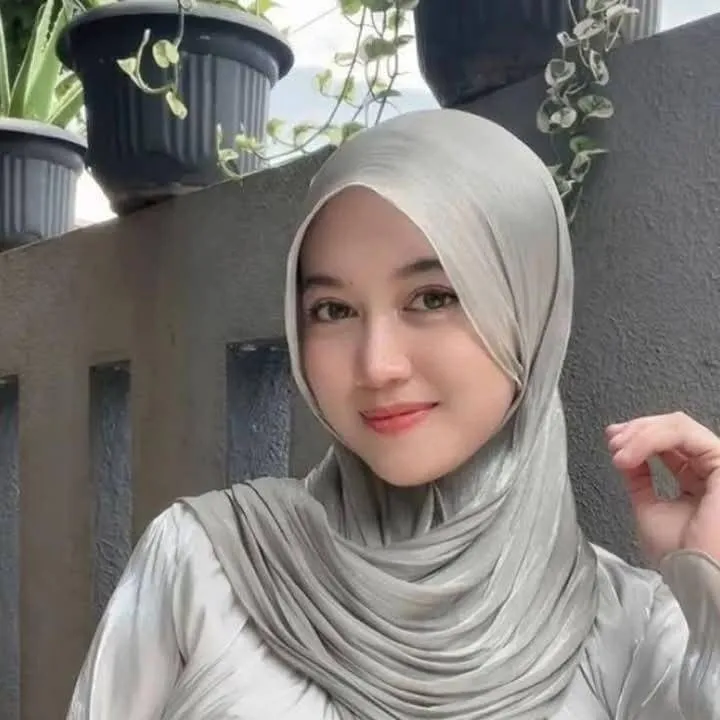 chat with ai character: Silvana Hamilina