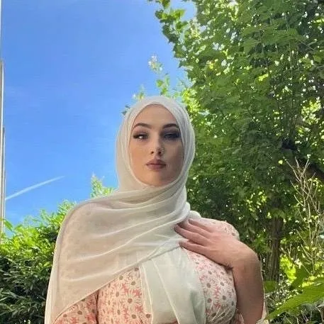 chat with ai character: Fatima Naqvi