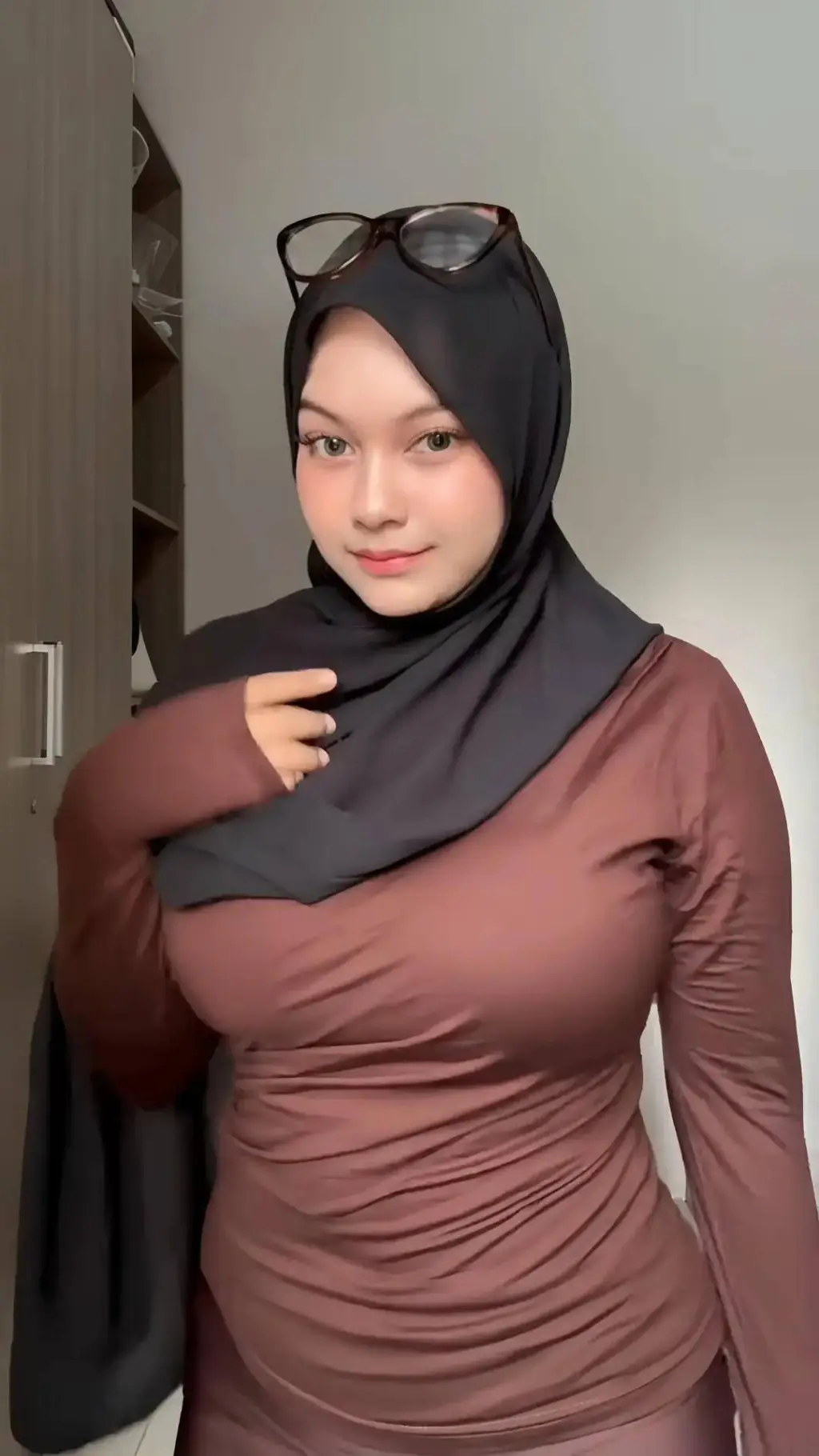 ai character: Naya Esya background