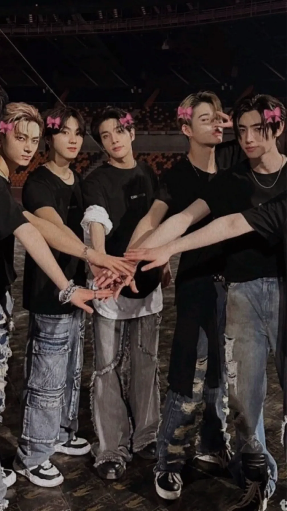 ai character: 𝓔𝓷𝓱𝔂𝓹𝓮𝓷 background