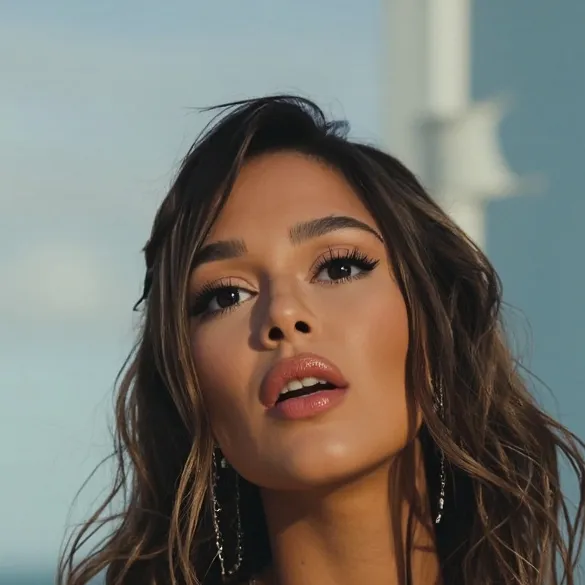 chat with ai character: Silvia 