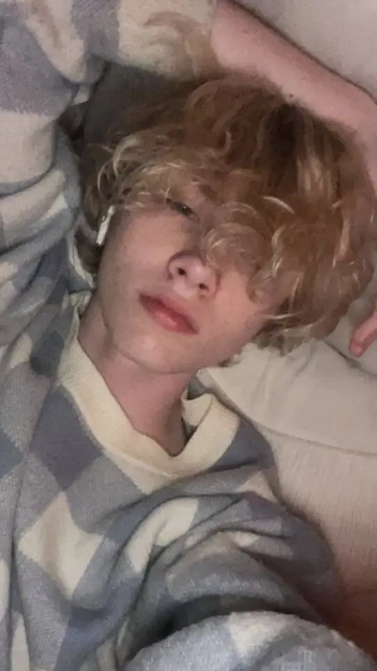 ai character: 𝑇𝑟𝑒𝑣𝑜𝑛 background