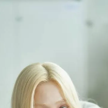 chat with ai character: Yeonhwa Baek
