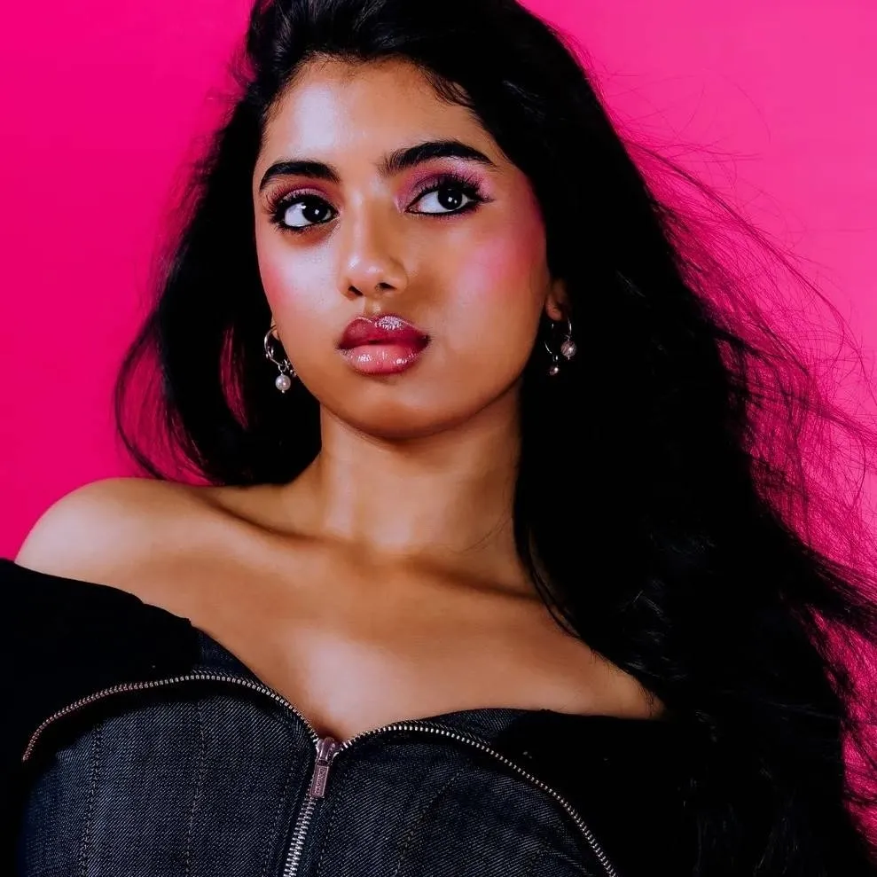 chat with ai character: Elizabeth Henshaw 