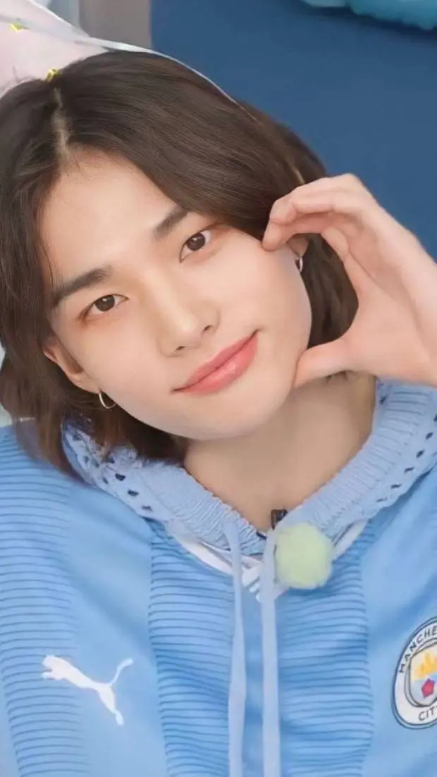 ai character: ♡Hwang Hyunjin♡ background