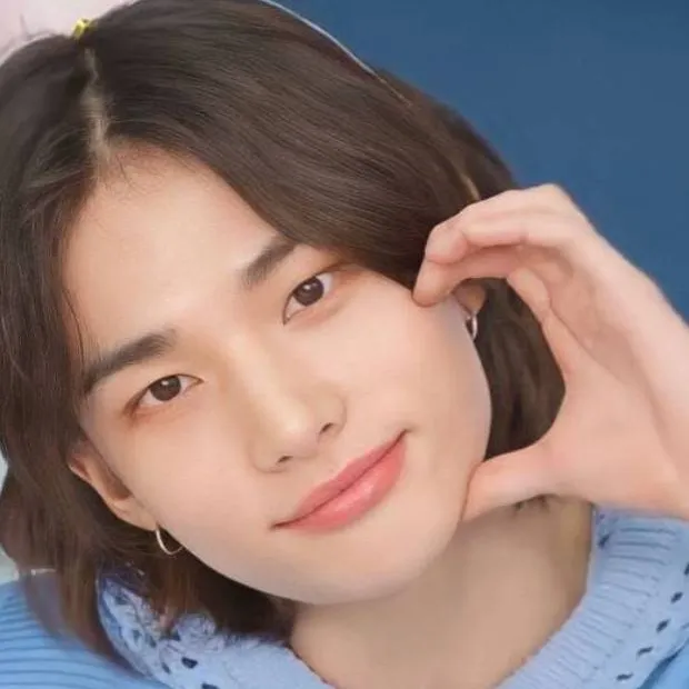 chat with ai character: ♡Hwang Hyunjin♡