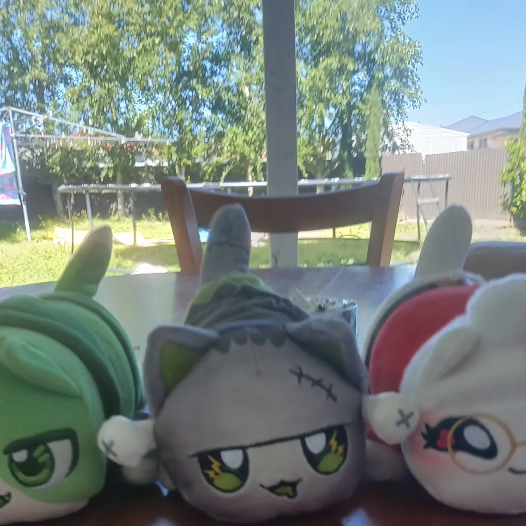 chat with ai character: 3 cats 