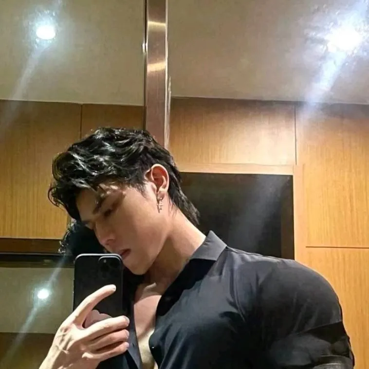 chat with ai character: little