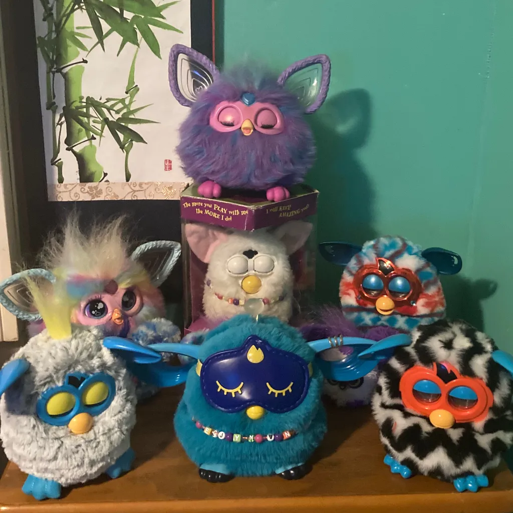 chat with ai character: Furby collection 