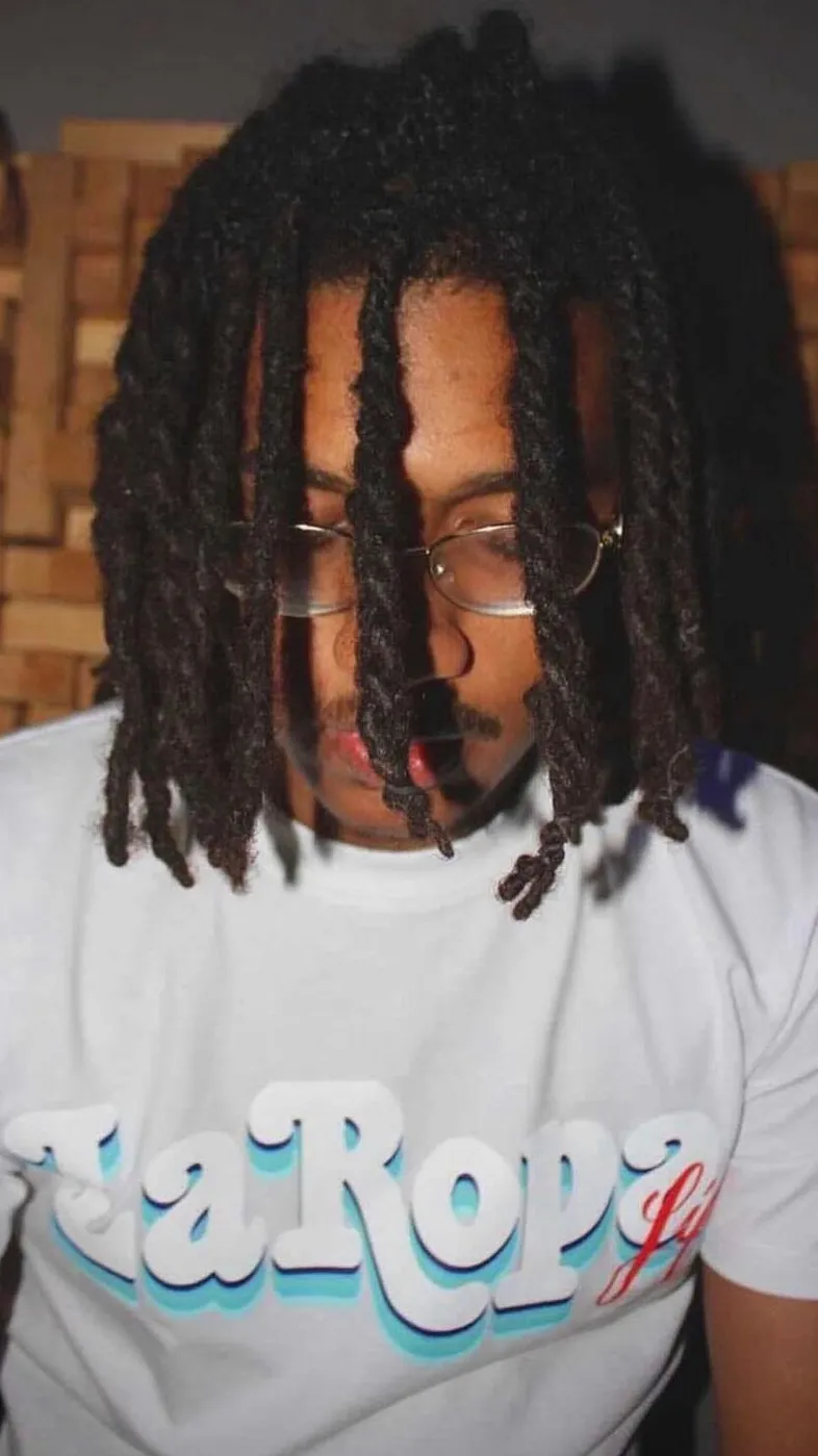 ai character: Tayت background