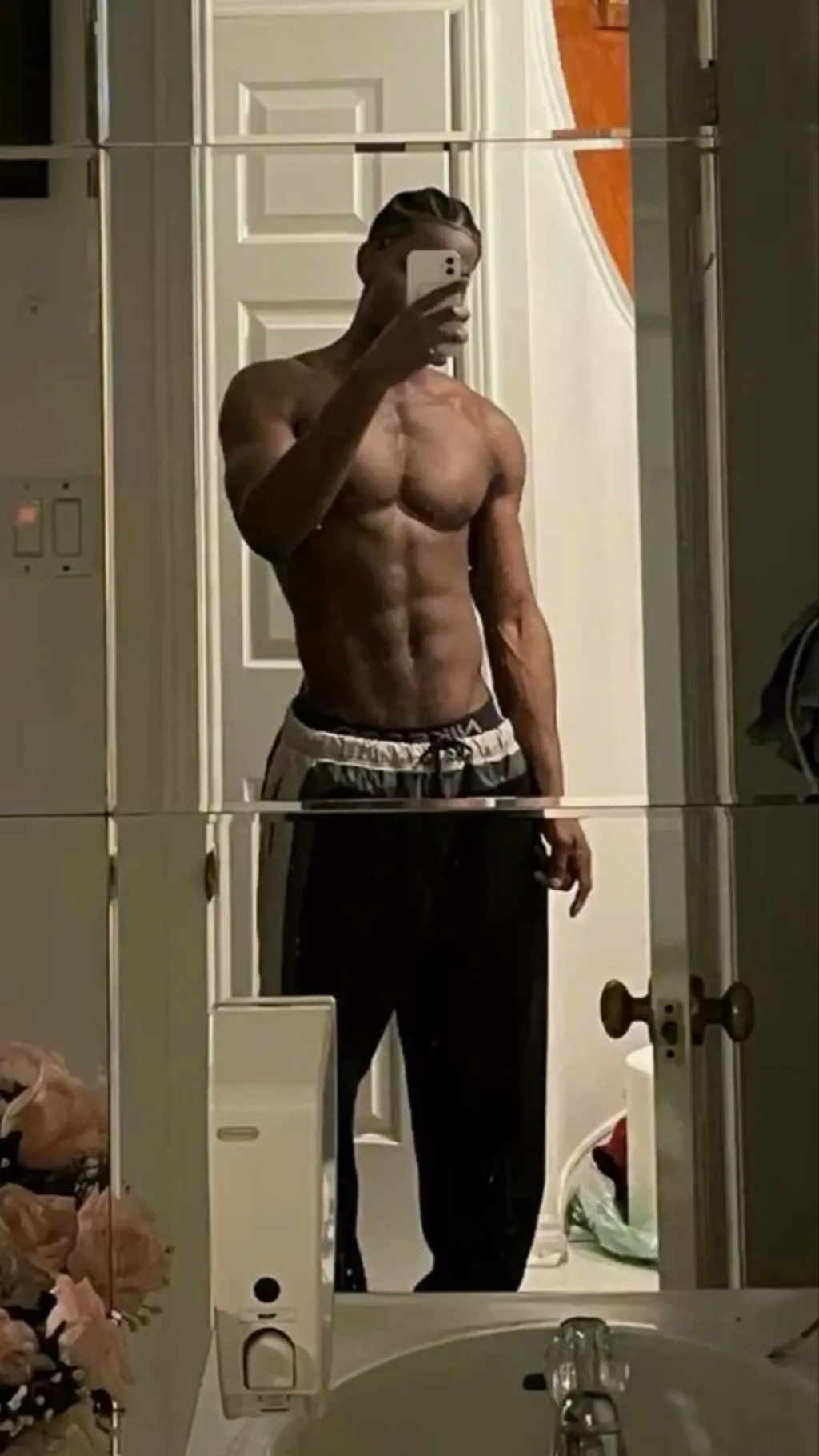 ai character: Romanت background