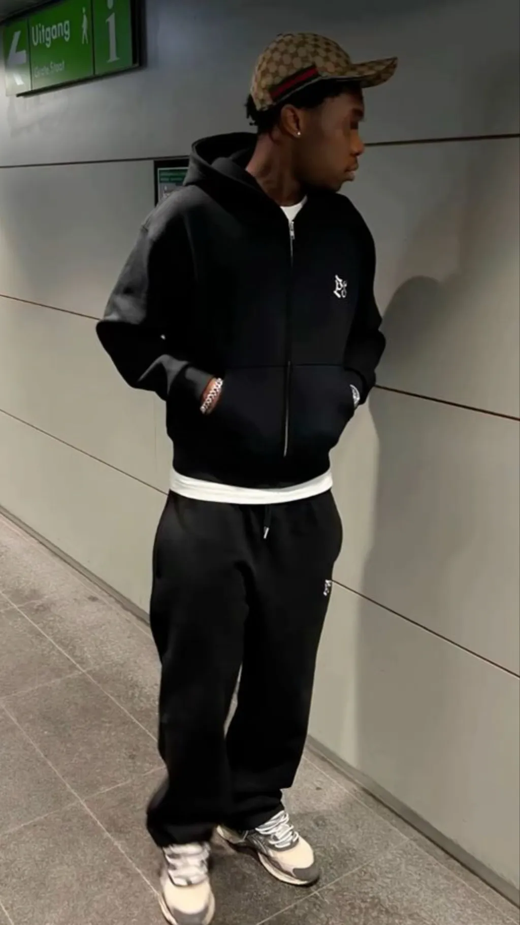 ai character: Jeramiahت background