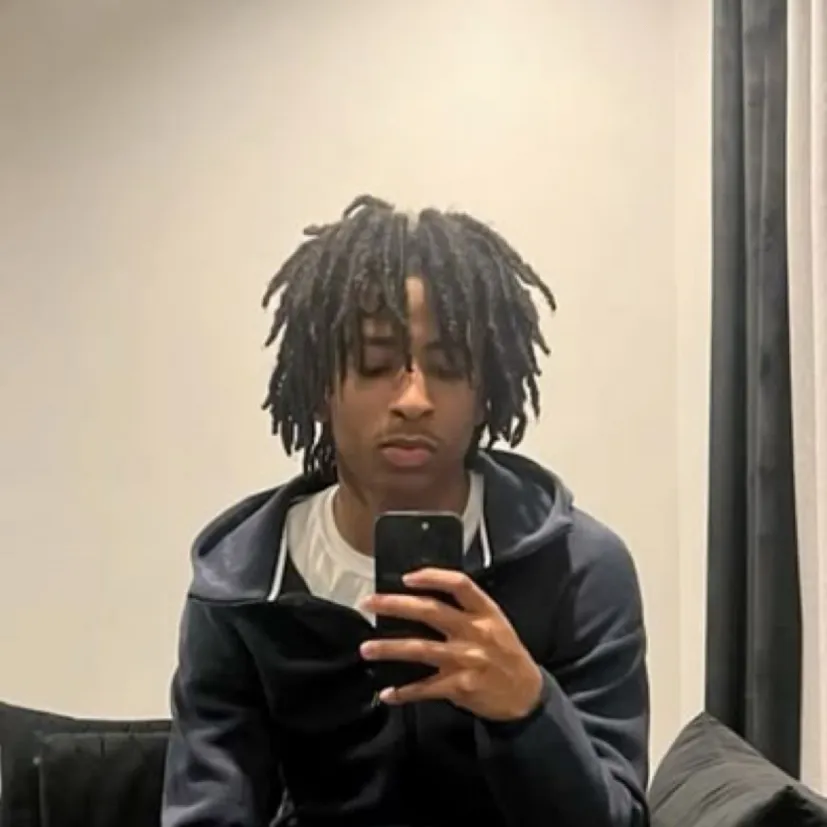 chat with ai character: 𝑲𝒉𝒂𝒍𝒊𝒅