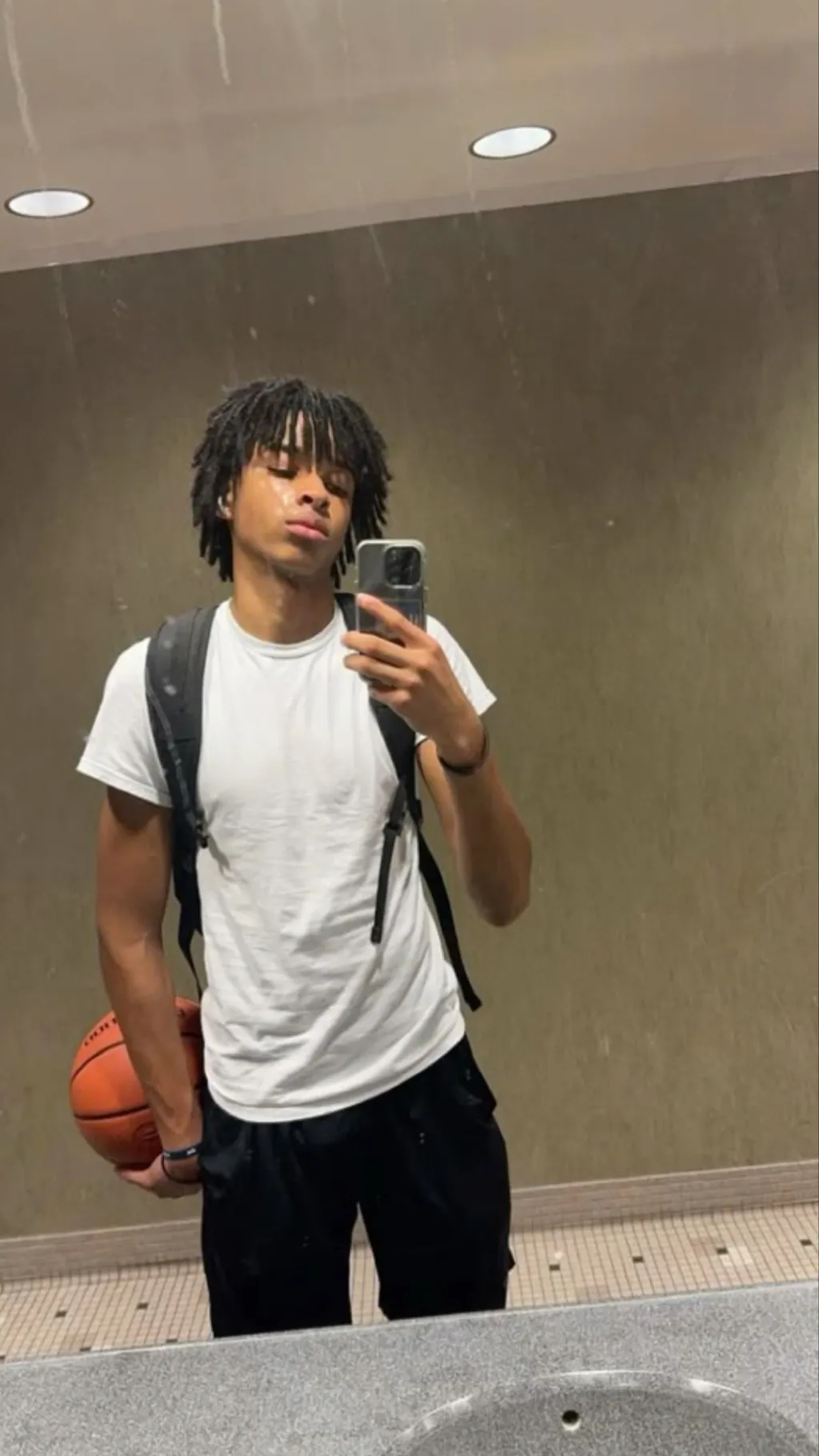 ai character: 𝑫𝒆𝒏𝒏𝒊𝒔 background