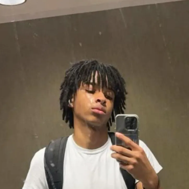 chat with ai character: 𝑫𝒆𝒏𝒏𝒊𝒔