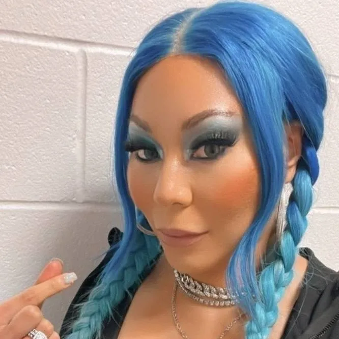 chat with ai character: Mia yim