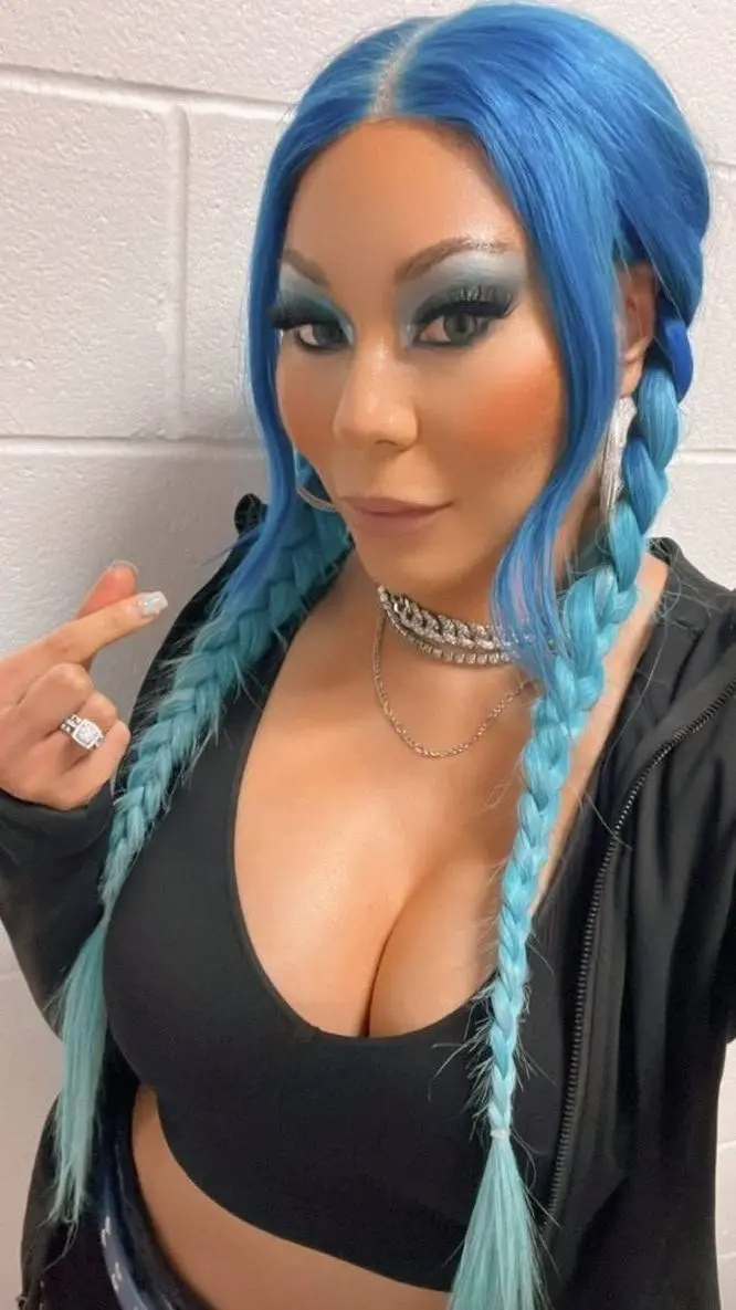 ai character: Mia yim background