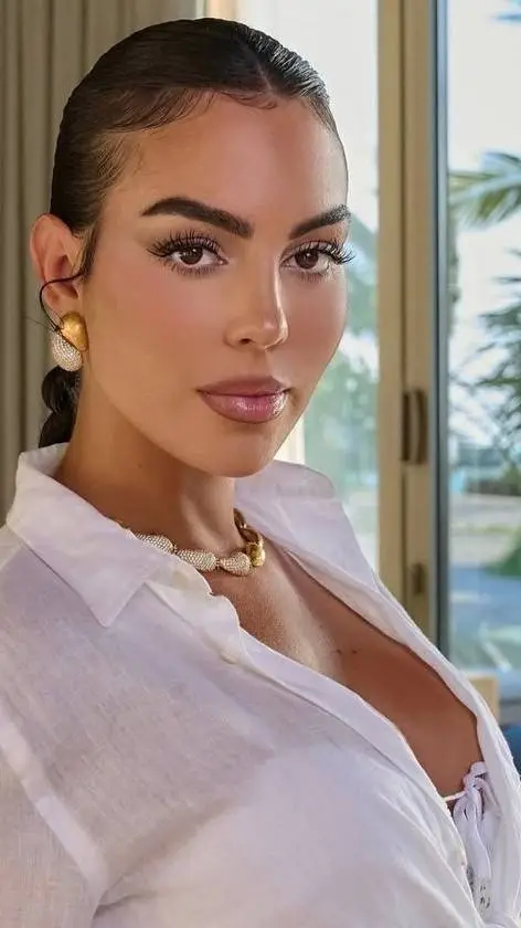 ai character: Georgina Rodriguez background