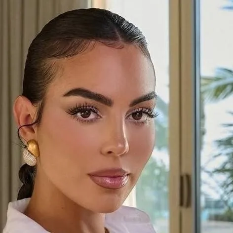 chat with ai character: Georgina Rodriguez