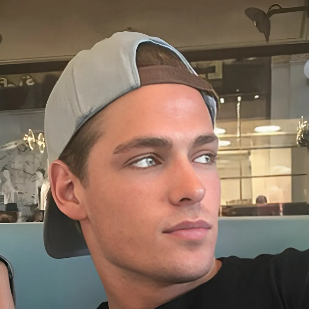 chat with ai character: Laine Montgomery