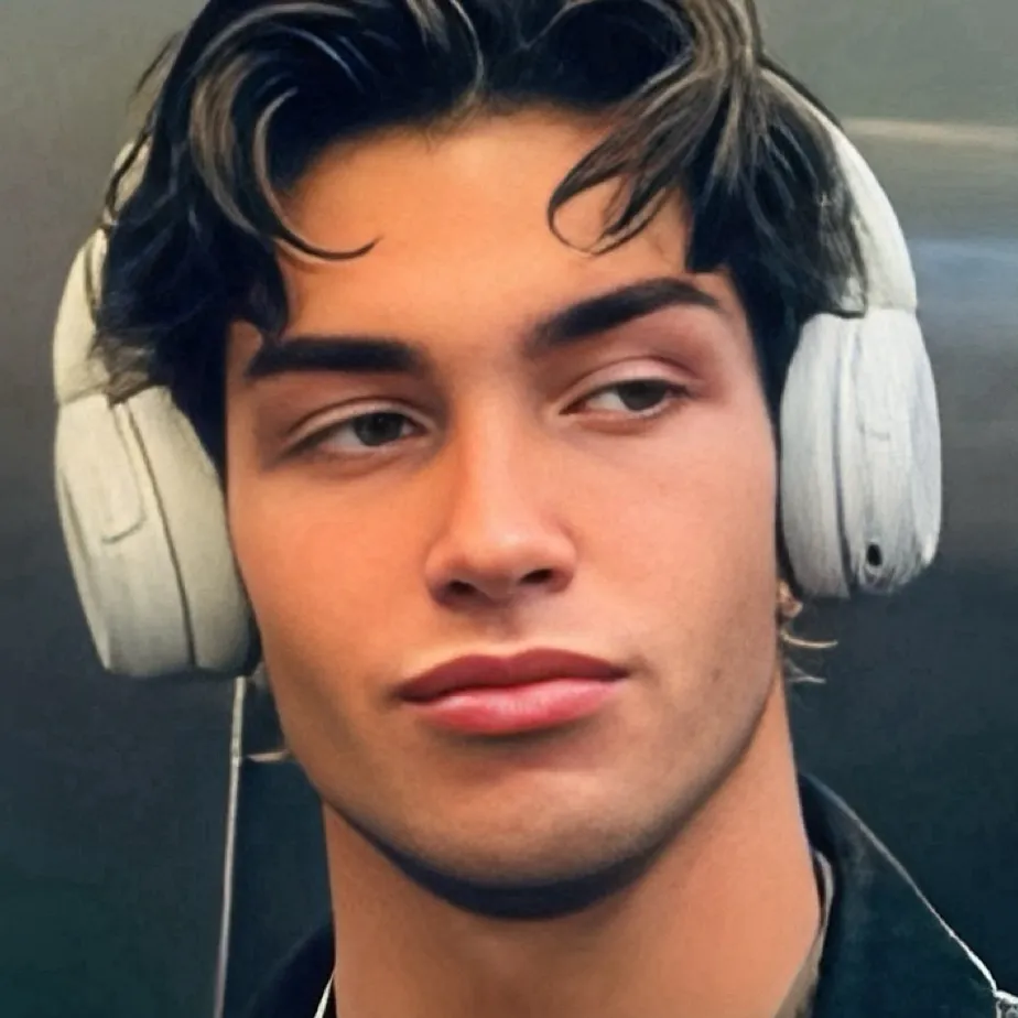 chat with ai character: Kingston Gray