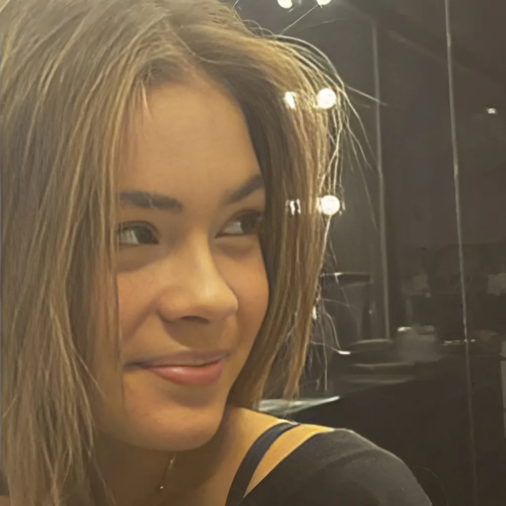 chat with ai character: Charlotte Cross