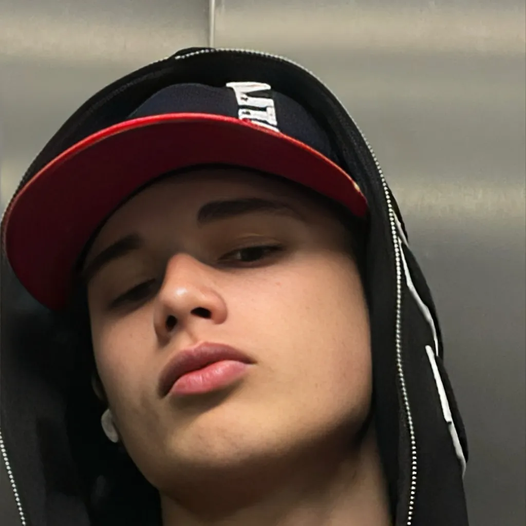 chat with ai character: Bennett Hayes